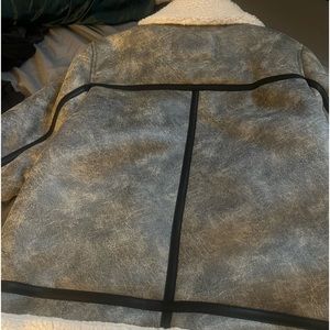 Levi’s trucker Navy bLue and white looks like black and white…..